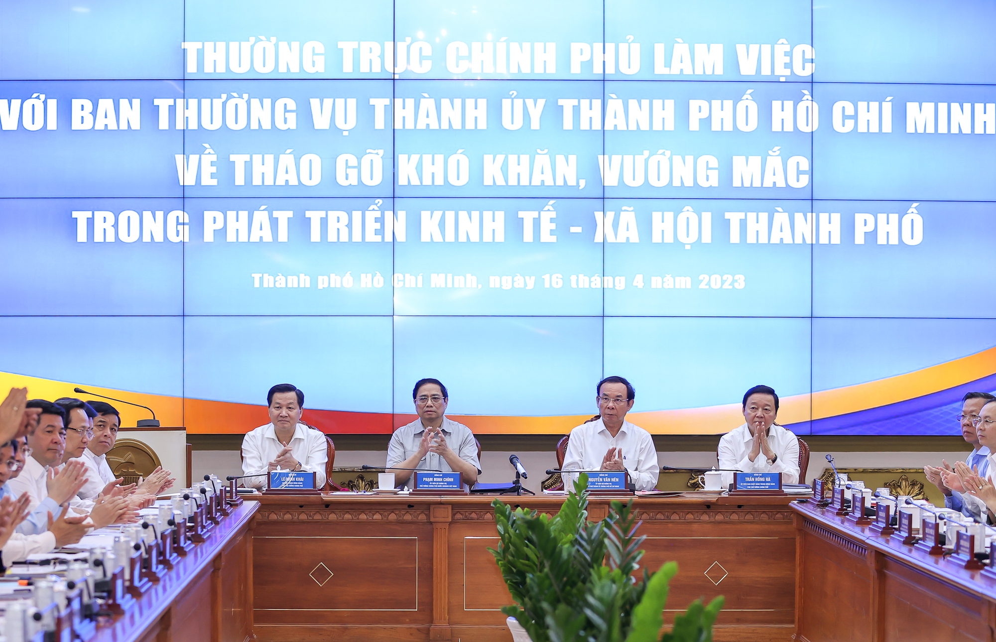 Thủ tướng Phạm Minh Chính, Bí thư Thành ủy Nguyễn Văn Nên, Phó Thủ tướng Lê Minh Khái, Phó Thủ tướng Trần Hồng Hà cùng các đại biểu dự cuộc làm việc (Ảnh: VGP/Nhật Bắc).